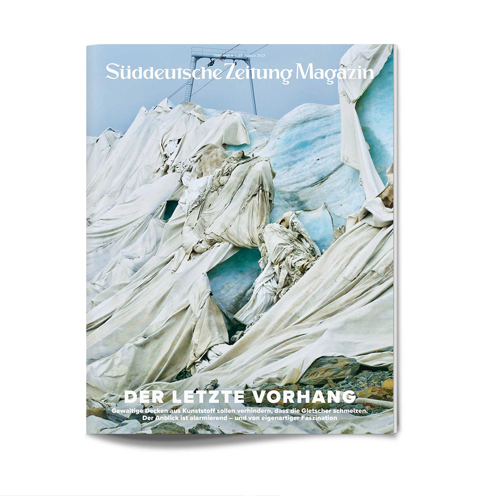 Weiße Blätter bedecken einen Gletscher auf der Titelseite des Süddeutsche Zeitung Magazins, mit deutschem Text am unteren Rand.