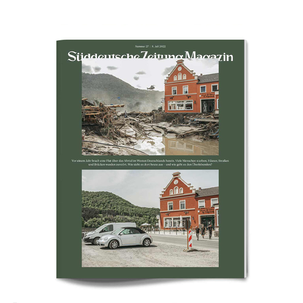 Das Titelbild des Magazins zeigt ein beschädigtes rotes Gebäude nach einer Überschwemmung, darüber Trümmer und darunter eine saubere Straße.