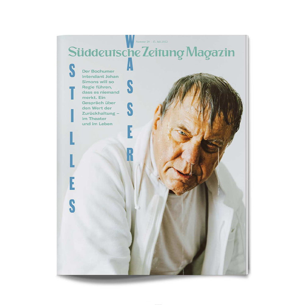 Ein Mann in einem weißen Hemd blickt auf dem Cover des Süddeutsche Zeitung Magazins in die Kamera.