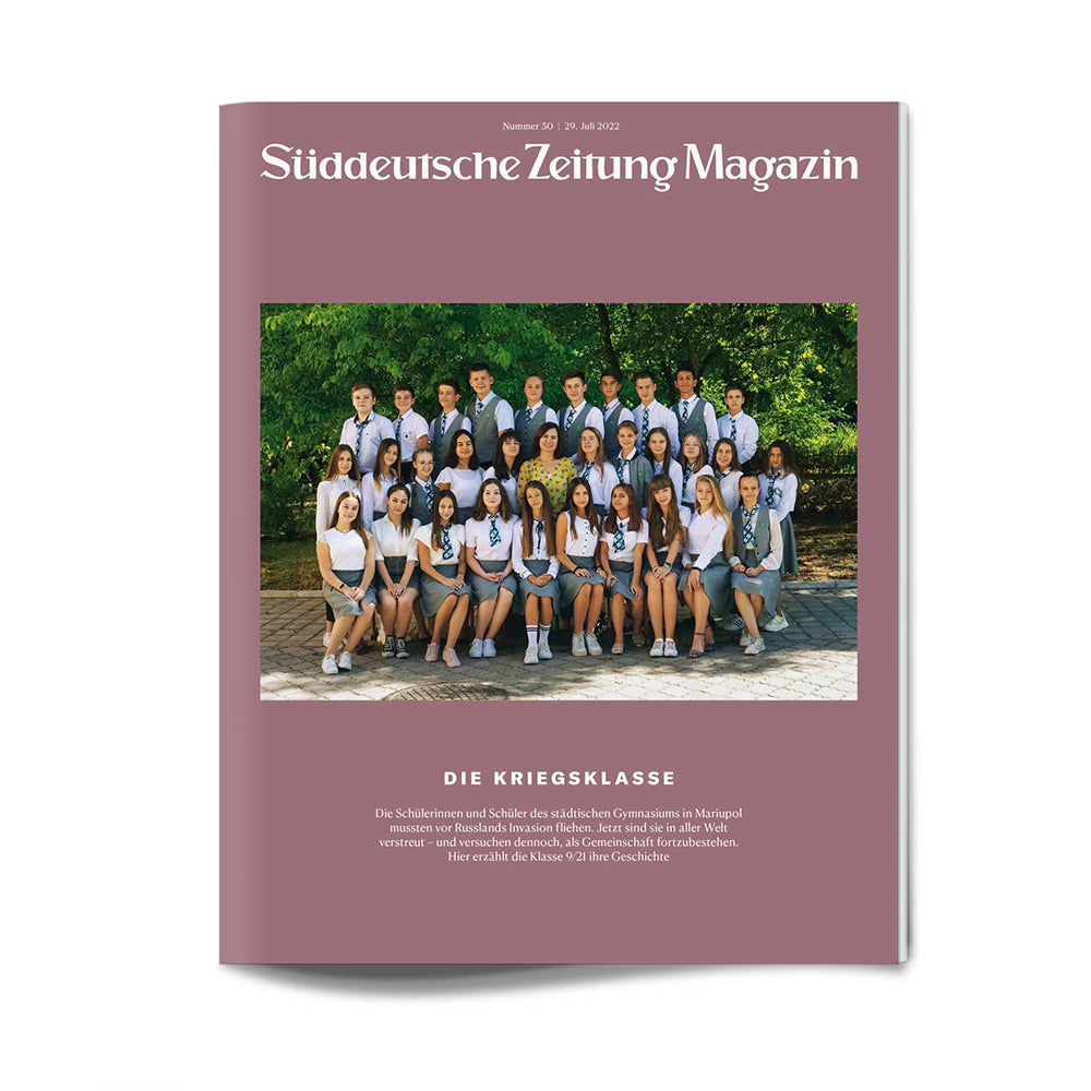 Eine Gruppe von Schülern in Schuluniformen posiert für ein Klassenfoto auf der Titelseite eines deutschen Magazins.