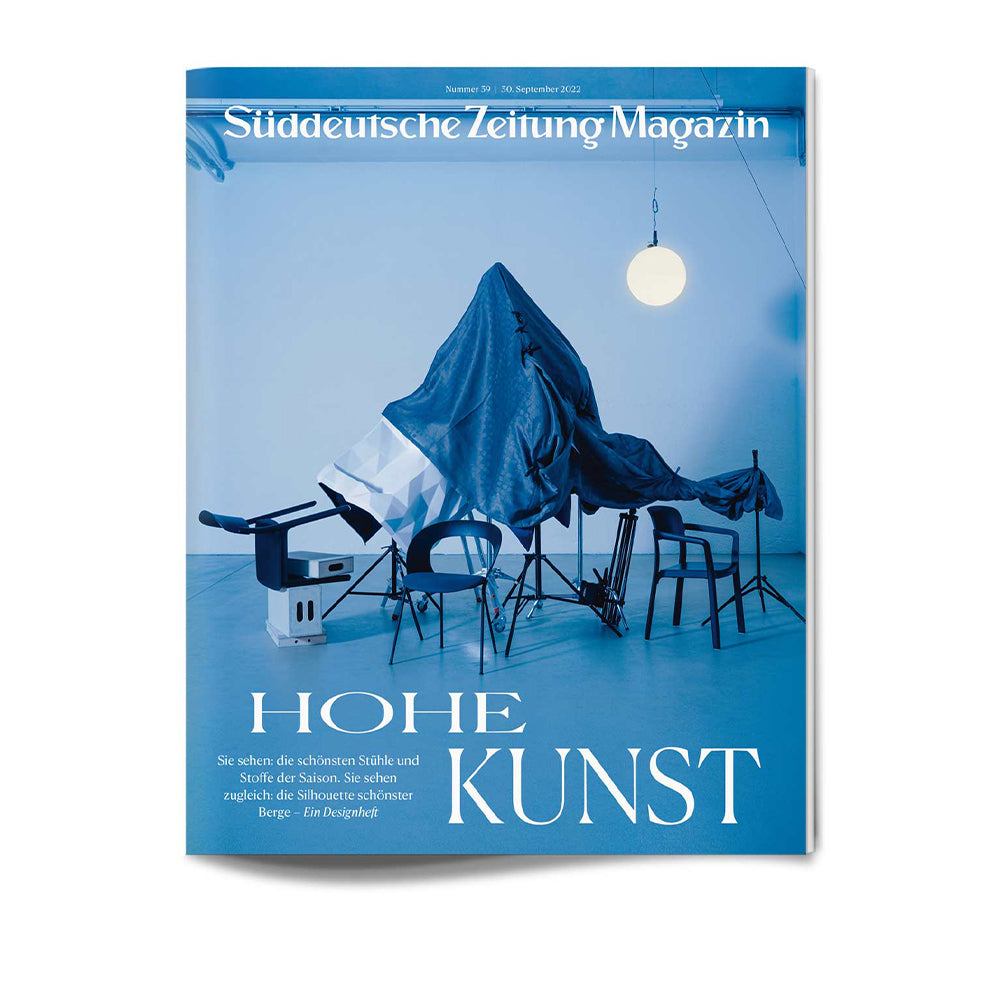 Mit blauen Planen abgedeckte Objekte auf dem Set eines Fotoshootings, das auf der Titelseite des Süddeutsche Zeitung Magazins zu sehen ist.