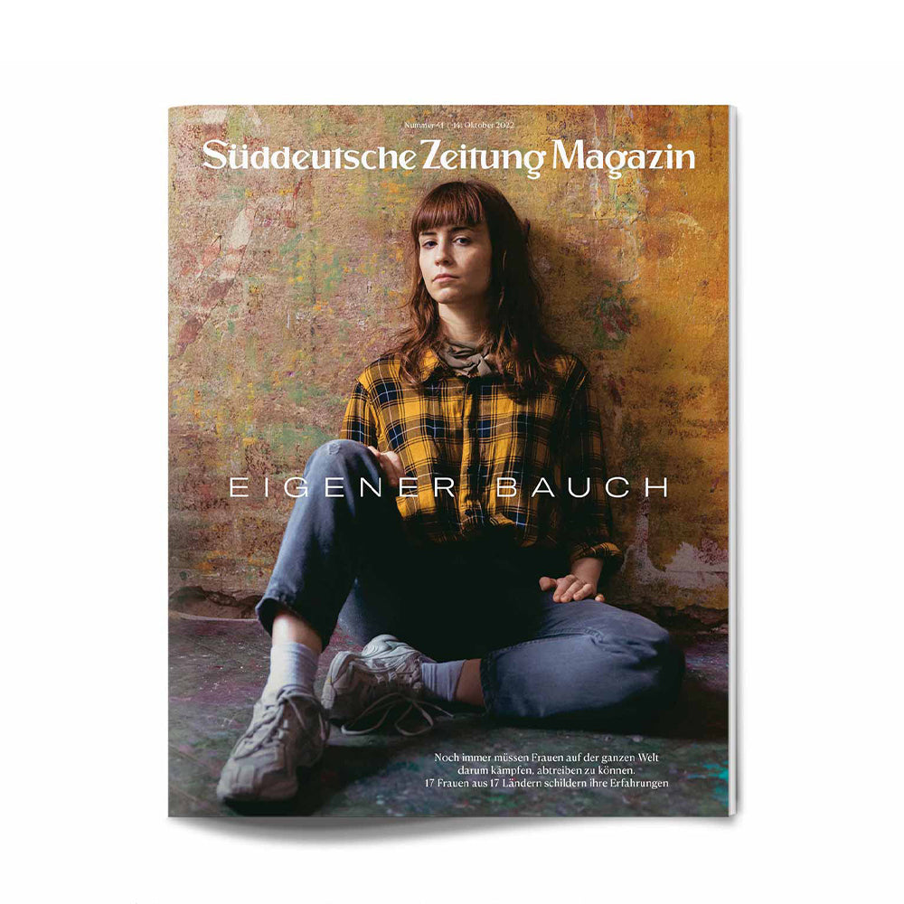 Auf dem Titelbild des Süddeutsche Zeitung Magazins sitzt eine Frau in legerer Kleidung vor einer strukturierten Wand.