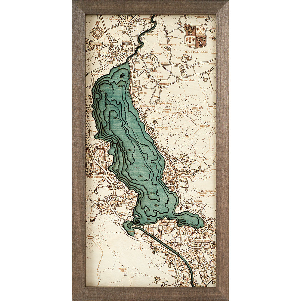 Gerahmte Vintage-Karte, die einen großen blauen See mit umgebender Topografie und altmodischen Markierungen zeigt.