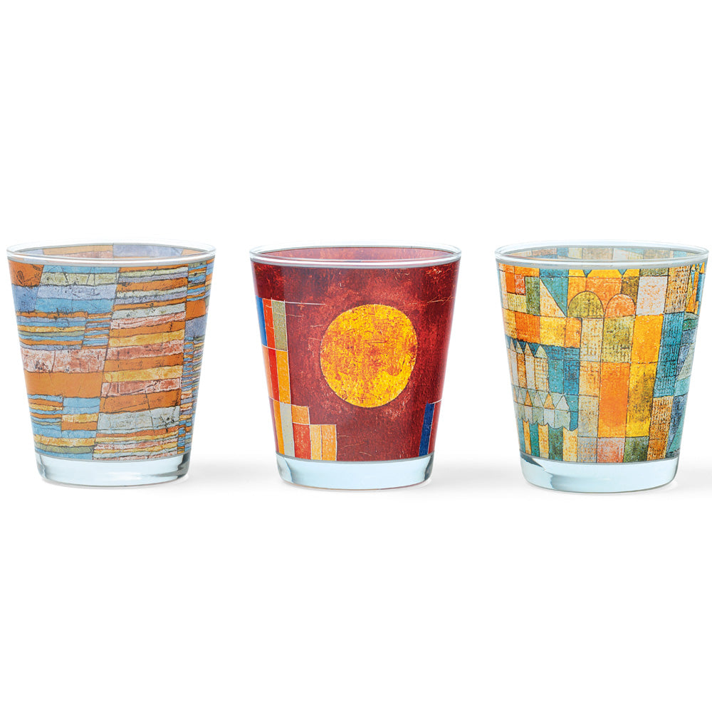 Drei Gläser mit farbenfrohen, abstrakten geometrischen Designs in Blau-, Rot-, Orange- und Gelbtönen.