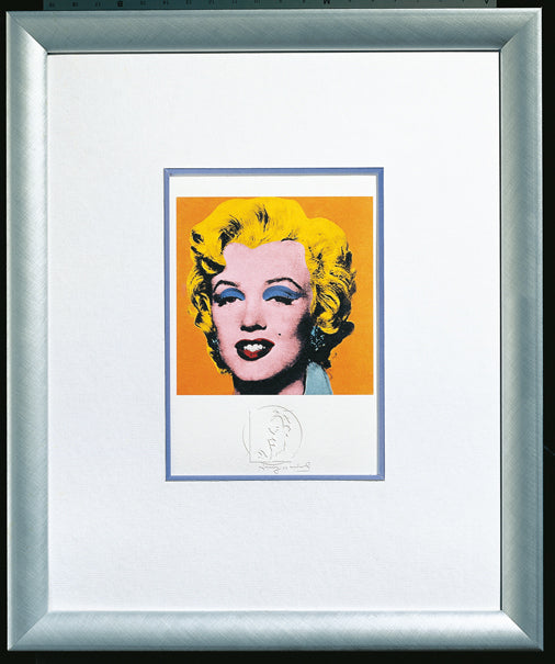Gerahmtes Pop-Art-Porträt von Marilyn Monroe mit gelbem Haar und orangefarbenem Hintergrund.