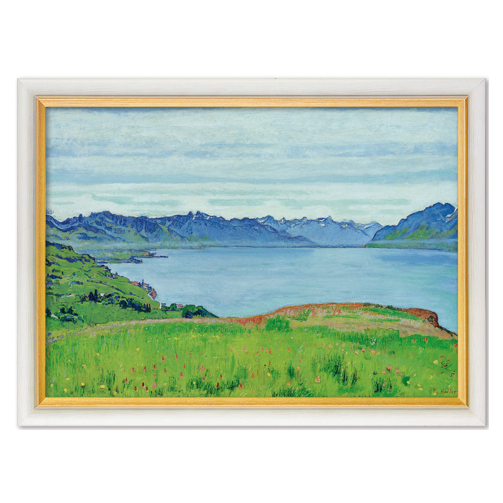 Gerahmtes Gemälde einer grünen Wiese mit Bergen und einem blauen See unter einem bewölkten Himmel.