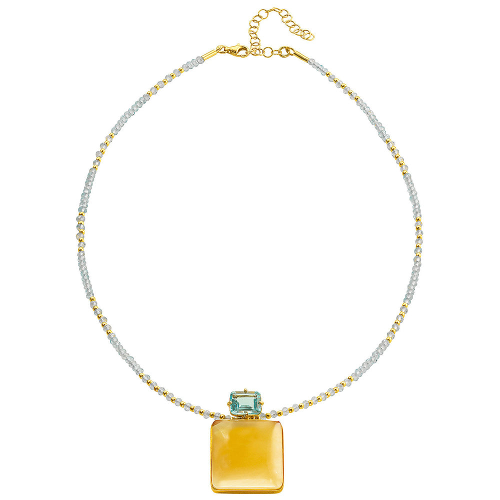 Perlenkette aus Gold und Silber mit einem großen gelben quadratischen Anhänger und einem kleinen blauen Edelstein darüber.