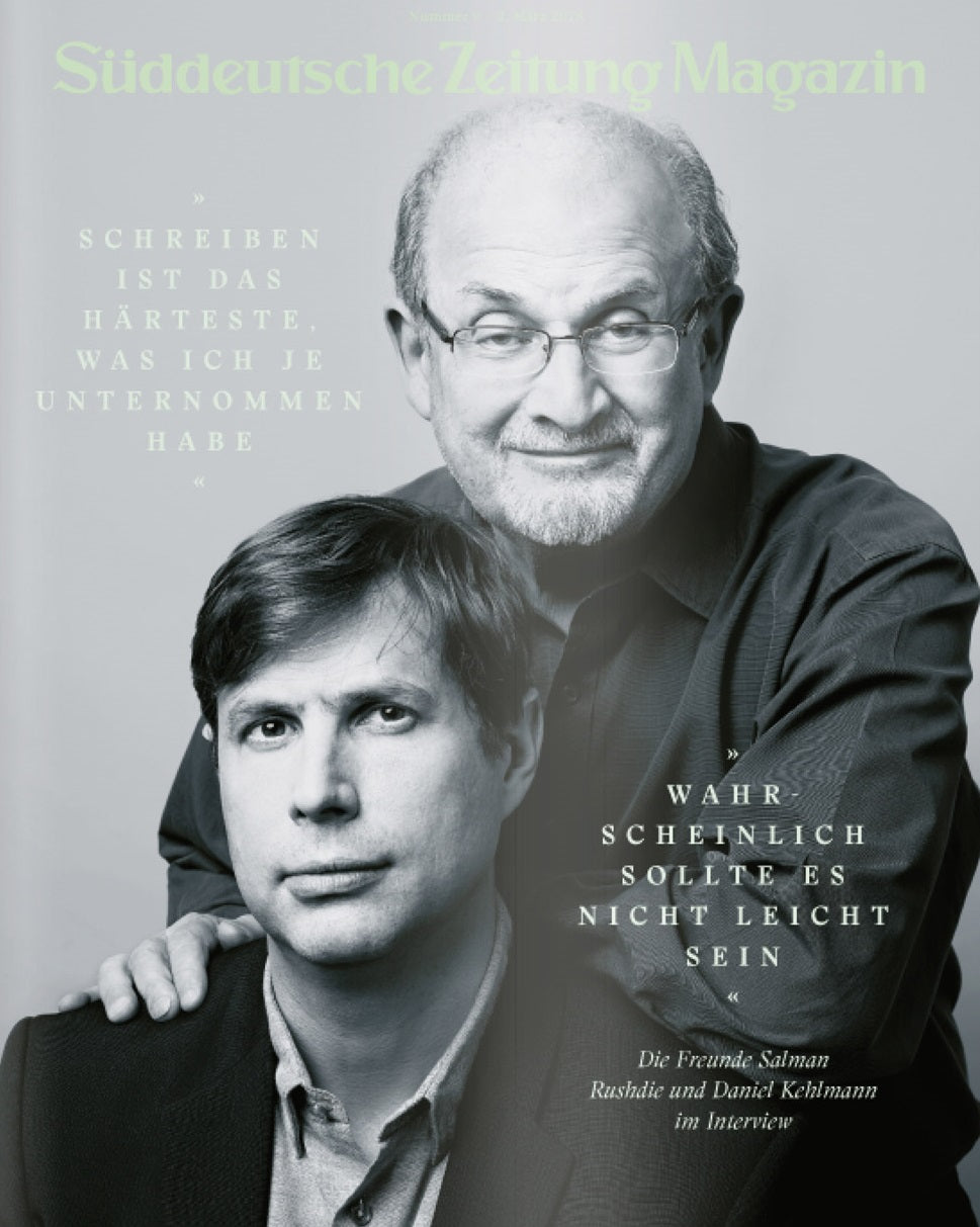 Zwei Männer, ein älterer mit Brille und ein jüngerer, posieren zusammen auf dem Cover des Süddeutsche Zeitung Magazins.
