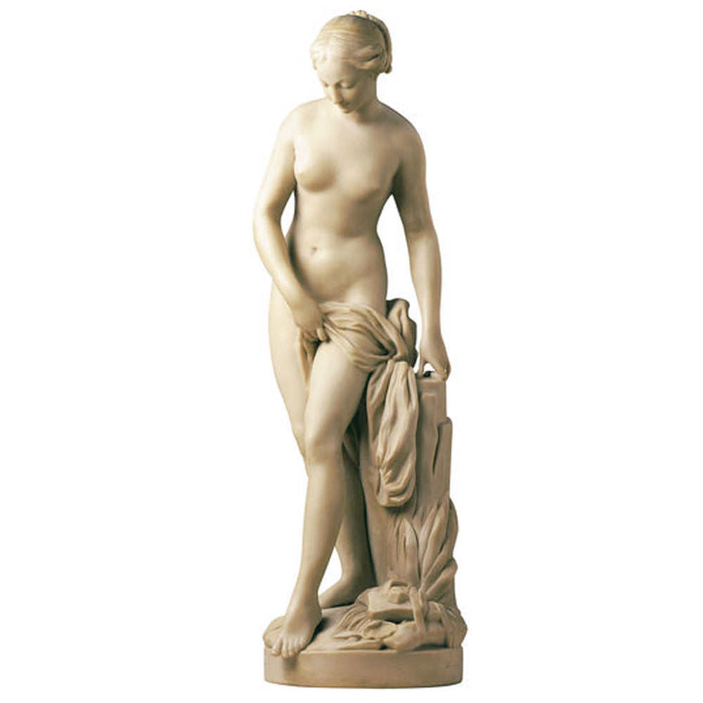 Stehende klassische nackte Frauenstatue, die ein drapiertes Tuch hält und nach unten blickt.