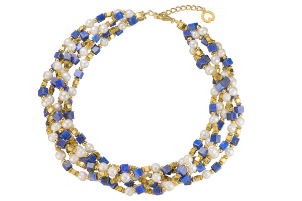 Dreireihige Halskette aus goldenen, blauen und weißen Perlen mit verstellbarem Kettenverschluss.