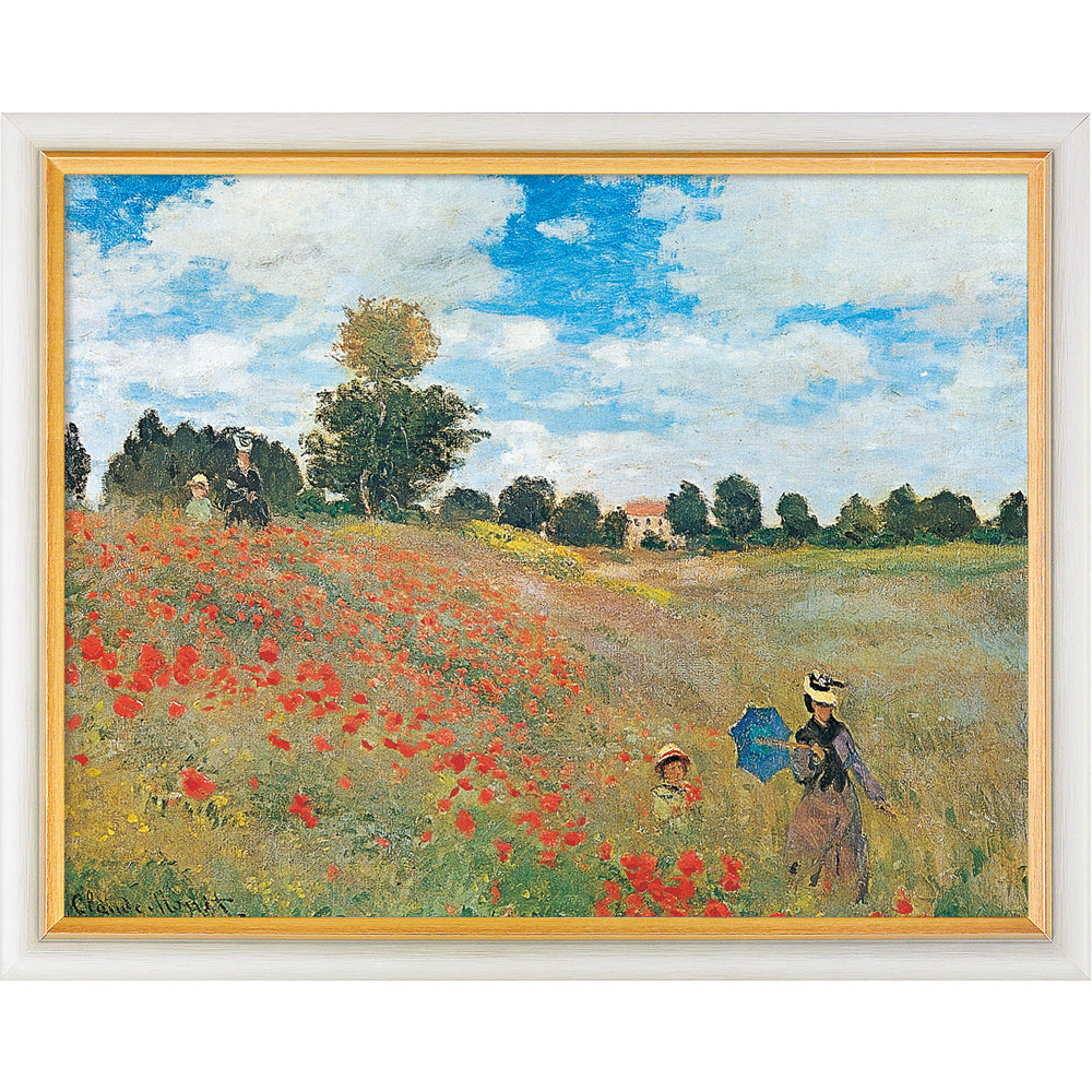Eine Frau und ein Kind gehen durch ein Mohnfeld unter einem blauen Himmel mit weißen Wolken, umgeben von Grün.