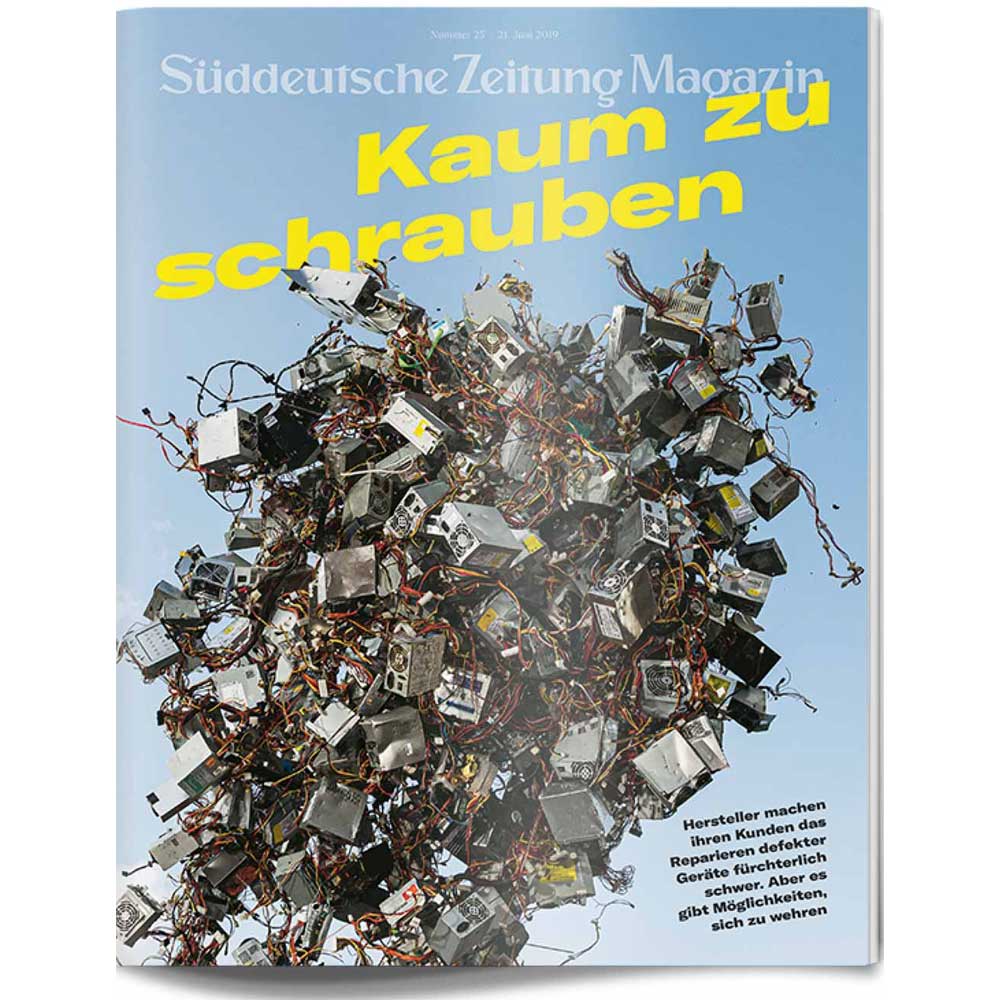 Ein Haufen Elektroschrott unter blauem Himmel auf dem Cover des Süddeutsche Zeitung Magazins.