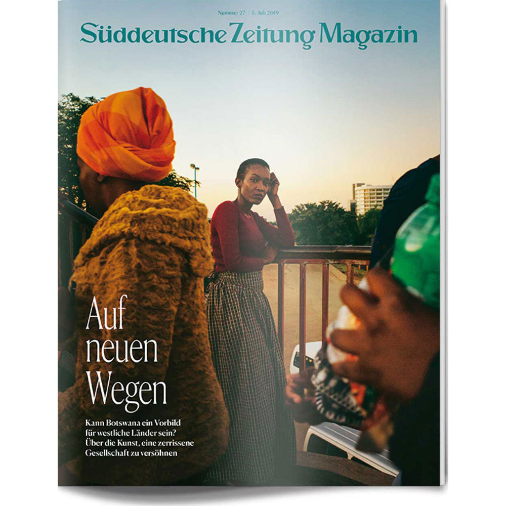 Drei Frauen stehen im Freien in der Sonne; eine im roten Oberteil schaut in die Kamera. Titelbild des Süddeutsche Zeitung Magazins.