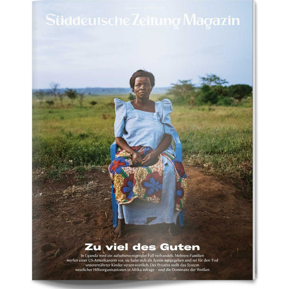 Eine Frau in einem blauen Kleid sitzt auf einem Stuhl in einem Feld unter einem bewölkten Himmel, Titelbild des Süddeutsche Zeitung Magazins.