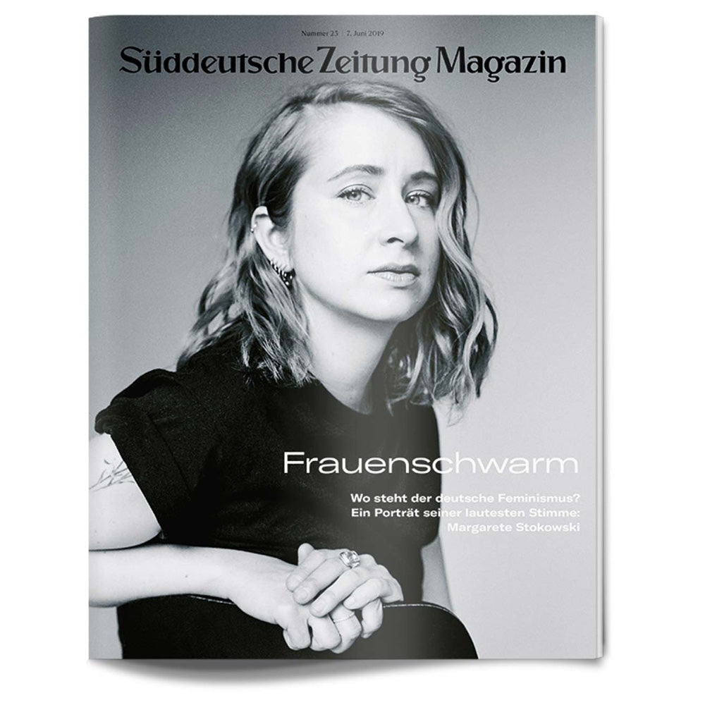 Eine Frau mit hellem Haar sitzt mit verschränkten Armen auf dem Cover des Süddeutsche Zeitung Magazins.