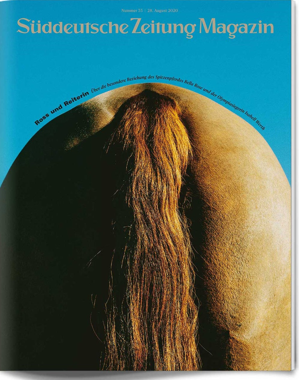 Nahaufnahme eines Pferderückens und -schwanzes vor einem hellblauen Hintergrund; Titelbild des Süddeutsche Zeitung Magazins.
