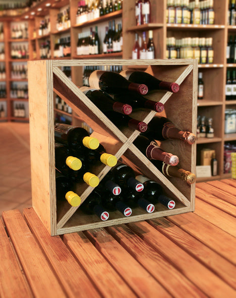 Weinregal WeinCubus mit Weinflaschen im Weingeschäft