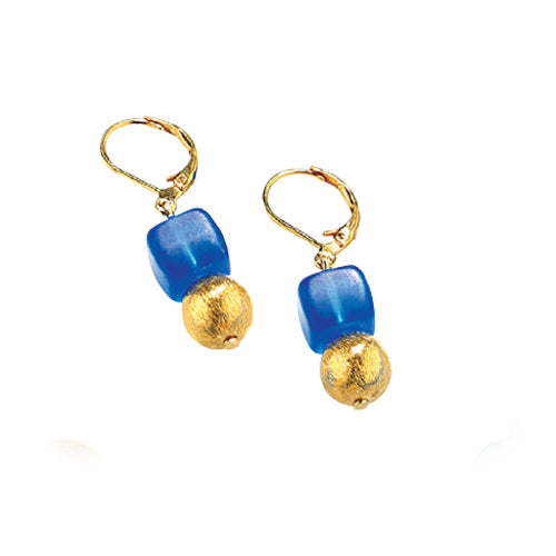 Goldene Ohrringe mit blauen rechteckigen Perlen und runden goldenen Perlen auf weißem Hintergrund.