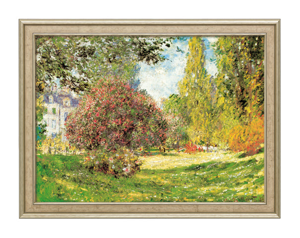 Gerahmtes impressionistisches Gemälde eines sonnenbeschienenen Gartens mit Bäumen, Blumen und Gebäuden in der Ferne.