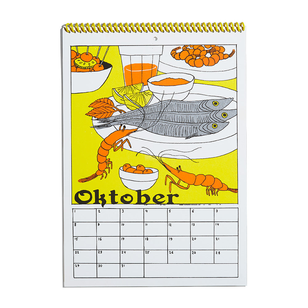 Illustriertes Oktober-Kalenderblatt mit Fisch, Garnelen, Zitrusfrüchten und Getränken auf leuchtend gelbem Hintergrund.