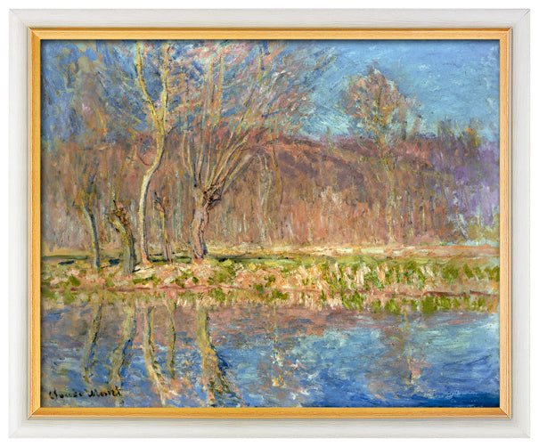 Impressionistisches Gemälde von kahlen Bäumen an einem Fluss mit ihren Spiegelbildern unter einem blauen Himmel in einem goldenen Rahmen.
