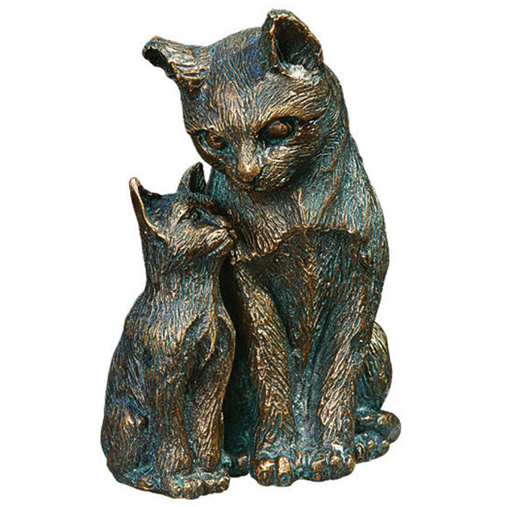 Bronzeskulptur einer sitzenden Katze mit einem Kätzchen, beide schauen sich liebevoll an.