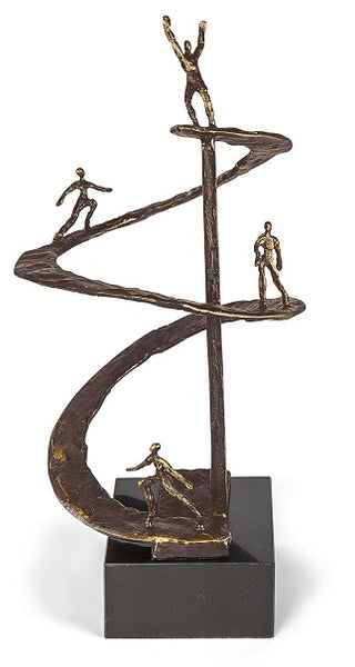 Bronzeskulptur von vier Figuren, die eine spiralförmige Rampe hinaufsteigen, auf einem schwarzen rechteckigen Sockel.