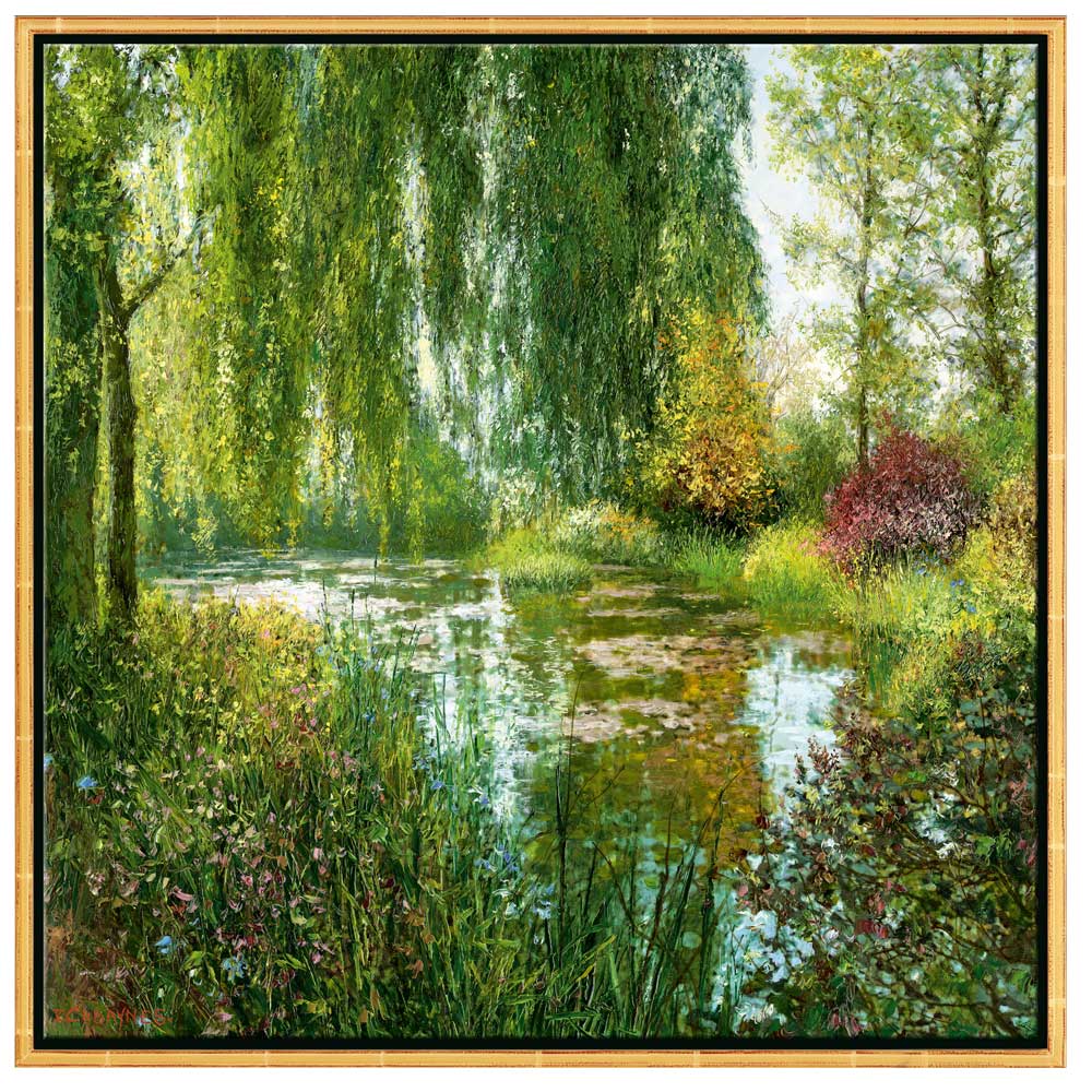 Gemälde eines üppigen, sonnenbeschienenen Flussufers mit Bäumen, Büschen und Pflanzen, die sich im ruhigen Wasser spiegeln.