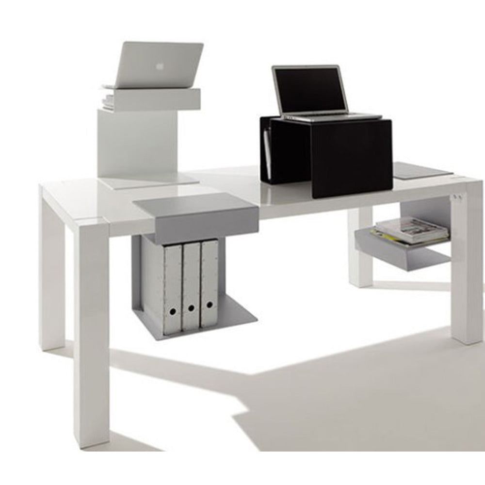 Moderner weißer Schreibtisch mit Laptops, Aktenordnern und Regalen für Büromaterial und Dokumente.