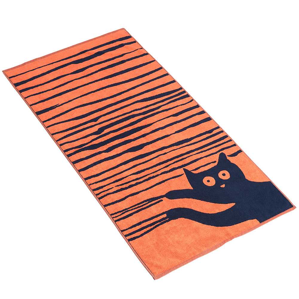 Orangefarbenes Handtuch mit schwarzen Streifen und einer verspielten schwarzen Katzenillustration in einer Ecke.