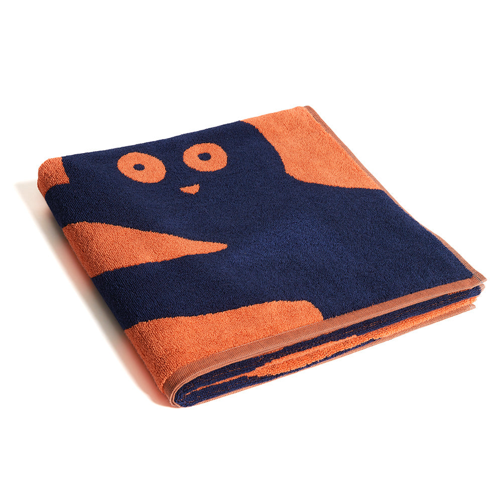Gefaltetes Handtuch mit einem orange-marineblauen Katzendesign mit großen Augen und einem einfachen Gesicht.