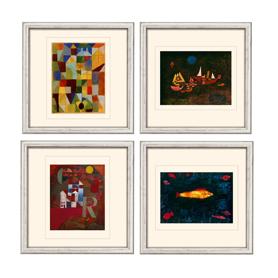Vier gerahmte abstrakte Kunstdrucke mit bunten geometrischen Formen, Booten, Gebäuden und einem leuchtenden Fisch.