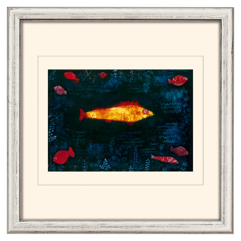Gemälde eines großen gelben Fisches, umgeben von kleineren roten Fischen, vor einem dunkelblauen Unterwasserhintergrund.