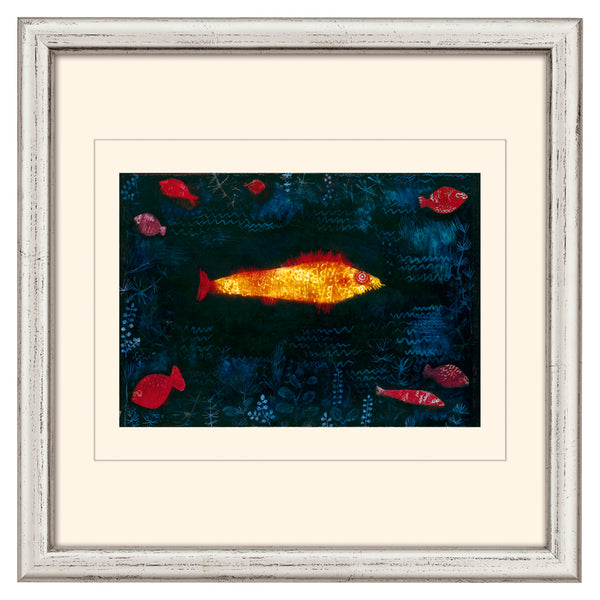 Gemälde eines großen gelben Fisches, umgeben von kleineren roten Fischen, vor einem dunkelblauen Unterwasserhintergrund.