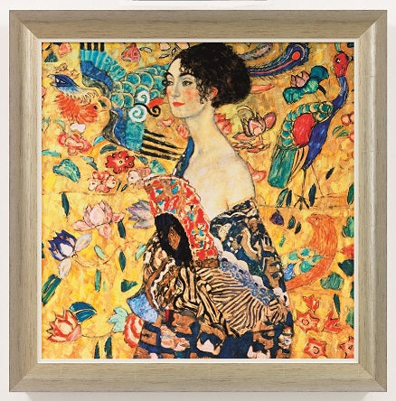 Eine Frau in einem farbenfrohen Kimono, umgeben von leuchtenden Blumen und Vögeln auf gelbem Hintergrund, gerahmtes Kunstwerk.
