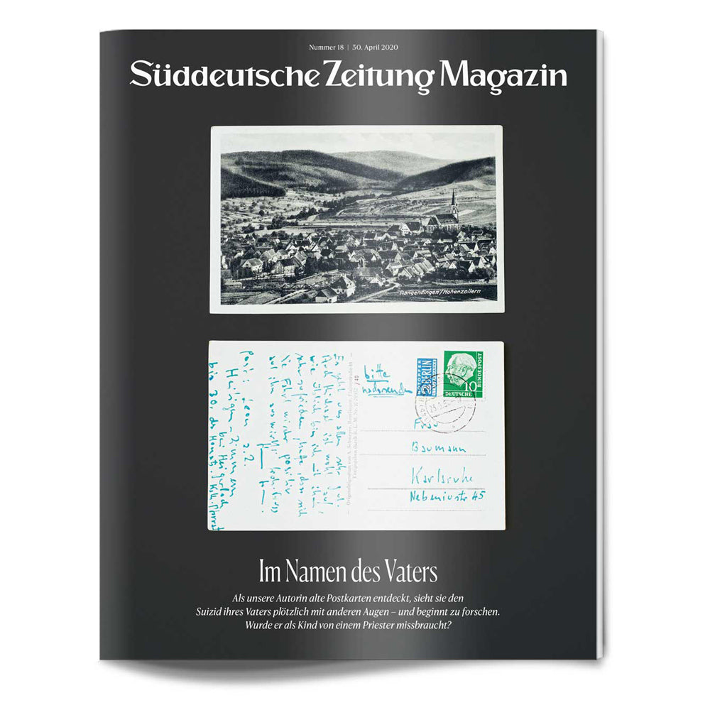 Zeitschriftenumschlag mit einem Schwarz-Weiß-Foto eines Dorfes und einer Postkarte mit blauer Handschrift und grüner Briefmarke.