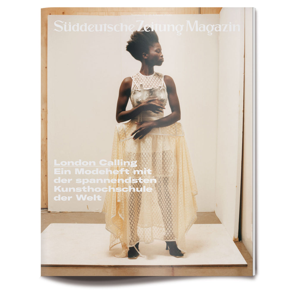 Eine Frau in einem cremefarbenen Spitzenkleid steht barfuß auf dem Cover des Süddeutsche Zeitung Magazins.