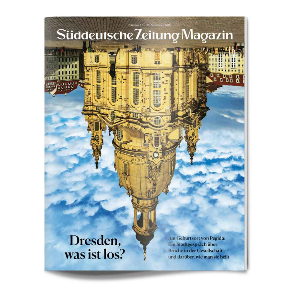 Titelbild einer Zeitschrift mit einer auf dem Kopf stehenden Dresdner Kirche über den Wolken, Überschrift: Dresden, was ist los?.