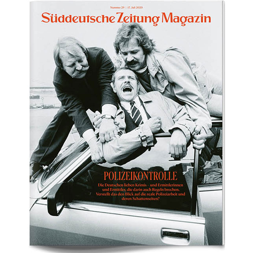 Drei Männer kämpfen auf einem Autodach, zwei halten den dritten fest; Titel Süddeutsche Zeitung Magazin.