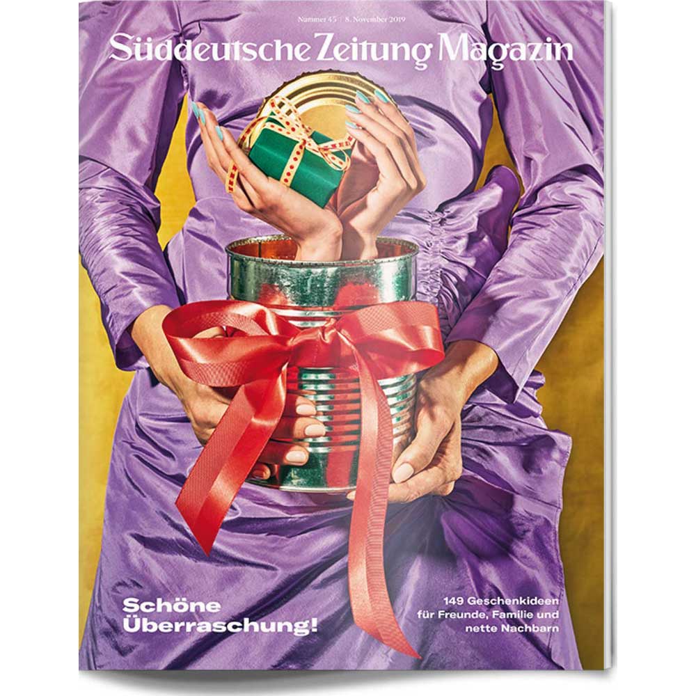 Eine Person in Lila hält eine glänzende Geschenkdose mit Schleife; in den Händen tauchen eingepackte Geschenke auf.