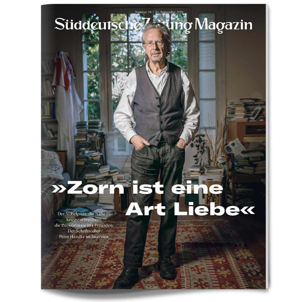 Ein älterer Mann mit Brille steht in einem unaufgeräumten Zimmer, auf dem Cover des Süddeutsche Zeitung Magazins.