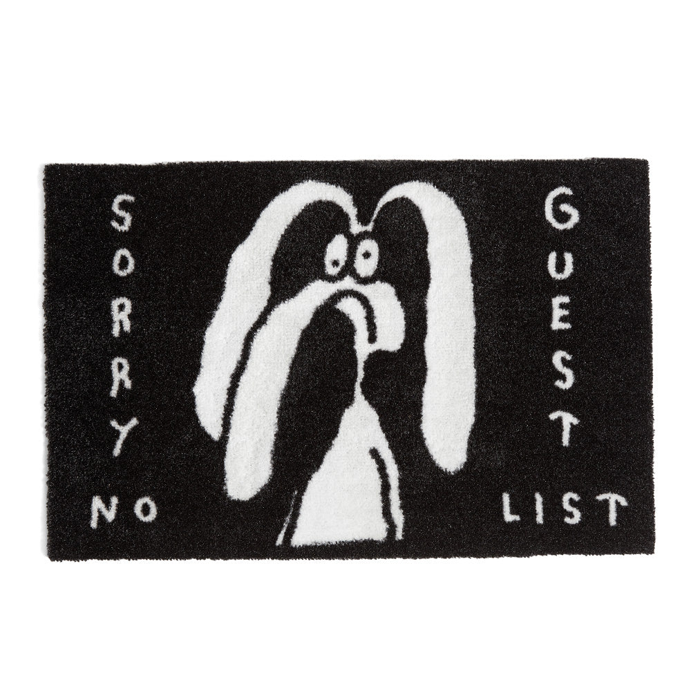 Schwarze Fußmatte mit einem Cartoon-Hund und den Worten SORRY NO GUEST LIST in weißen Buchstaben.
