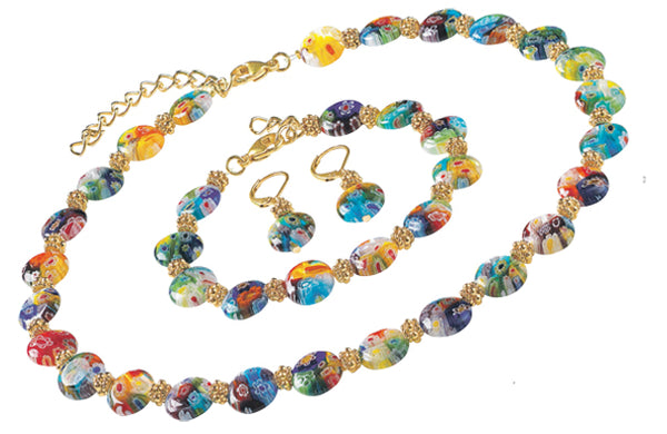 Bunte Halskette, Armband und Ohrringe aus Glasperlen mit goldenen Akzenten auf weißem Hintergrund.