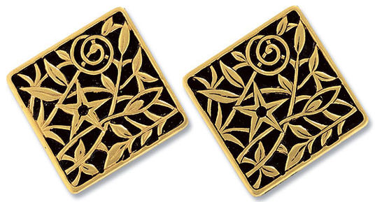 Quadratische goldene Anstecknadeln mit schwarzem Hintergrund, verziert mit wirbelnden Ranken- und Blattmustern.