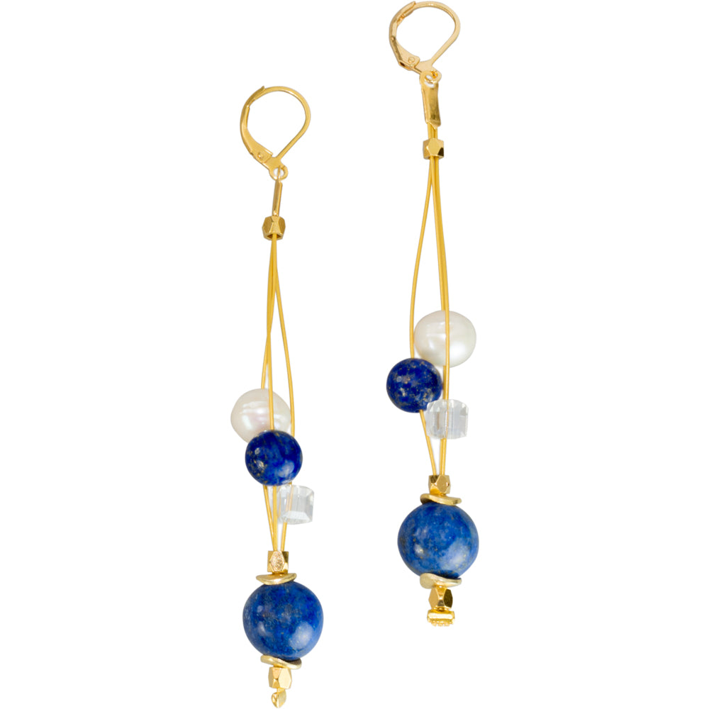 Baumelnde goldene Ohrringe mit blauen, weißen und klaren Perlenakzenten.