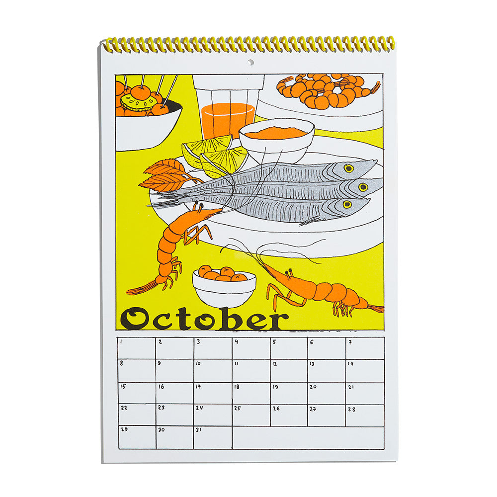 Illustriertes Oktober-Kalenderblatt mit Fisch, Garnelen und Schüsseln mit Essen auf gelbem Hintergrund.