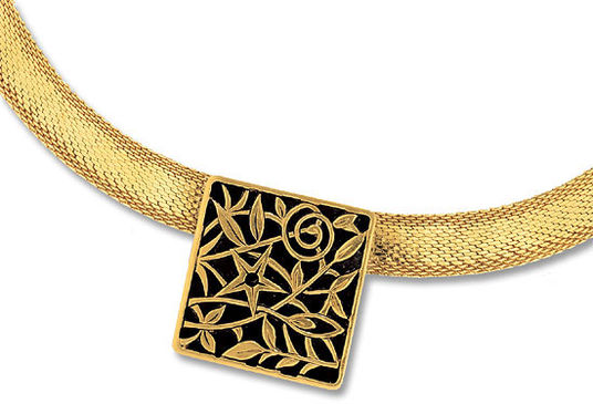 Goldene Halskette mit einem quadratischen schwarzen Anhänger mit einem aufwendigen Blattgold- und Rankenmuster.
