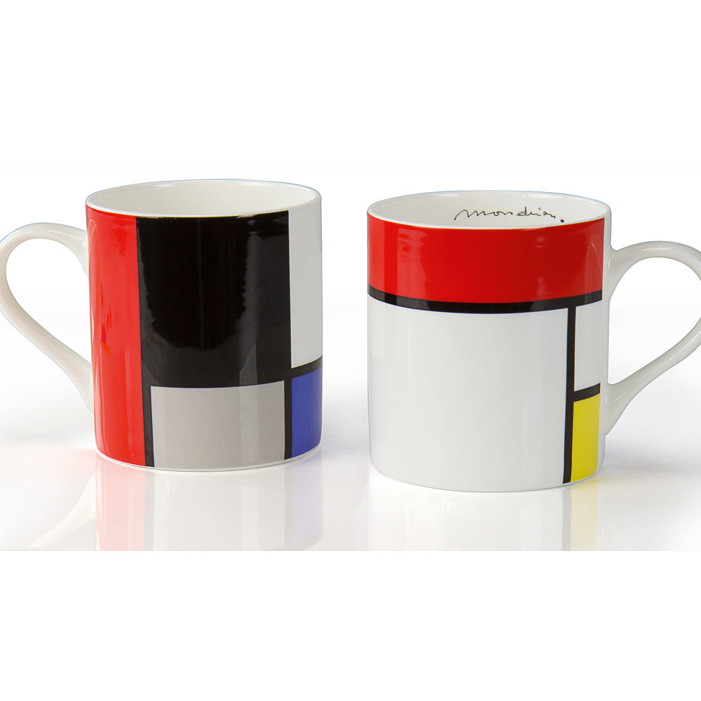 Zwei Tassen mit geometrischen Designs im Mondrian-Stil in Rot, Schwarz, Gelb, Blau und Weiß.