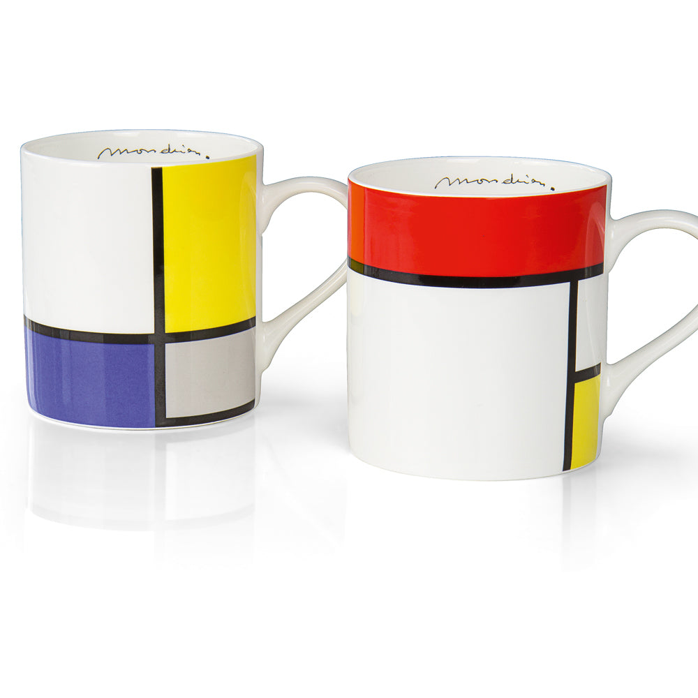 Zwei Tassen mit geometrischen Mustern in Rot, Gelb, Blau, Grau, Schwarz und Weiß, inspiriert von der Kunst Mondrians.