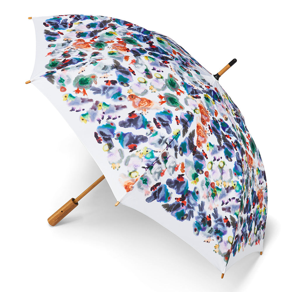 Weißer Regenschirm mit buntem, abstraktem Blumenmuster und Holzgriff, schräg abgebildet.